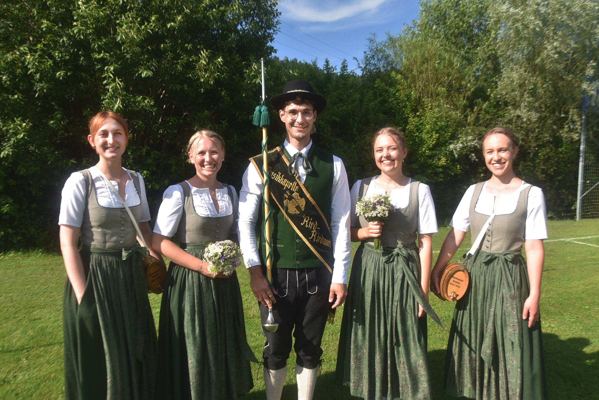 Stabführer mit Marketenderinnen der Musikkapelle Ried